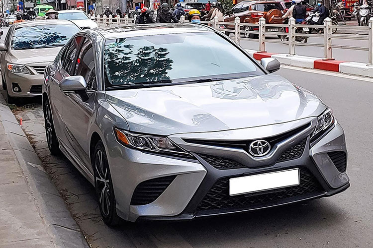 Mới đây, một chiếc Toyota Camry SE 2021 mới bất ngờ lăn bánh trên phố Việt. Chiếc xe này mang cấu hình của đời đầu thuộc thế hệ thứ 8. Thị trường Mỹ vừa đón nhận bản nâng cấp với sự thay đổi nhẹ. Cụm lưới tản nhiệt có nhiều chi tiết đan xen, mang đến sự mạnh mẽ. Hốc hút gió giả hai bên đã được tách biệt.