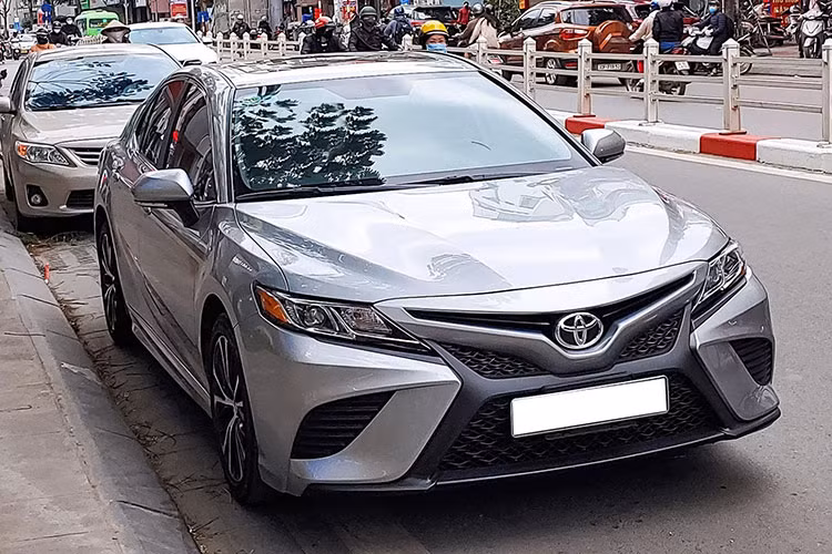 Mới đây, một chiếc Toyota Camry SE 2021 mới bất ngờ lăn bánh trên phố Việt. Chiếc xe này mang cấu hình của đời đầu thuộc thế hệ thứ 8. Thị trường Mỹ vừa đón nhận bản nâng cấp với sự thay đổi nhẹ. Cụm lưới tản nhiệt có nhiều chi tiết đan xen, mang đến sự mạnh mẽ. Hốc hút gió giả hai bên đã được tách biệt.