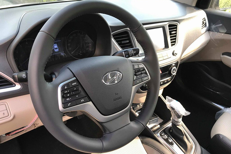 Bên trong Hyundai Accent 2019 ở hữu hệ thống thông tin giải trí với màn hình cảm ứng 7 inch, tương thích Android Auto, Apple CarPlay và Mirror Link. Bên cạnh đó là hàng ghế trước thoáng khí và cửa cốp tự động thông minh. Ở những bản cao cấp, Accent 2019 còn có cửa sổ trời.