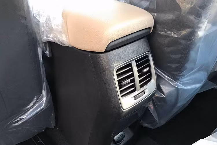 Hyundai Accent 2019 vẫn sử dụng động cơ 1.6l 4 xi-lanh thẳng hàng nạp khí tự nhiên, tuy nhiên Hyundai đã cải tiến máy để cho công suất lớn hơn là 132 mã lực cùng mô-men xoắn cực đại 161 Nm. Ngoài ra xe còn có bản máy dầu 1.6l 4 xi-lanh với công suất 128 PS. Giống như thế hệ trước, xe sẽ có 2 phiên bản hộp số là số sàn 6 cấp và tự động 6 cấp.