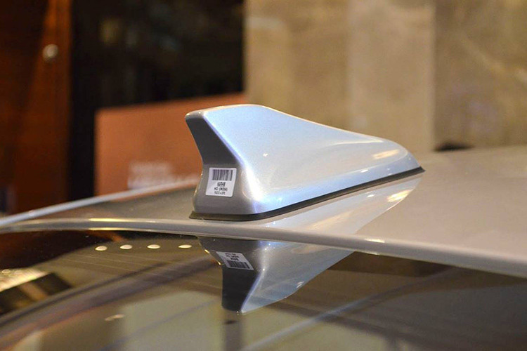 Ngoài một số chi tiết mới được cập nhật, ngoại hình và nội thất của xe vẫn không thay đổi so với trước bao gồm; chiều dài tổng thể 4.440 mm, rộng 1.729 mm, cao 1.475 mm và chiều dài cơ sở 2.600 mm. Cụm lưới tản nhiệt lục giác hơi bóp thuôn ở phía dưới cùng các đèn pha LED sắc sảo tương tự dòng Elantra.