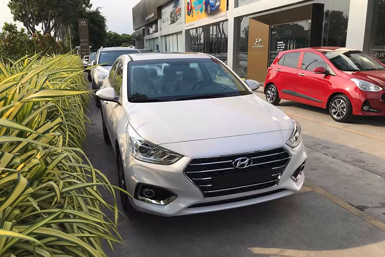 Giá xe Hyundai Accent 2019 với 3 phiên bản sở hữu cả 2 trang bị trên, giá niêm yết được Hyundai Thành Công ấn định tăng thêm 2,1 triệu đồng, riêng bản tiêu chuẩn chỉ có thêm cửa gió sau sẽ tăng giá 1,1 triệu đồng (như vậy mức giá của từng phiên bản trong năm 2019 sẽ từ 426,1 triệu - 542 triệu đồng).