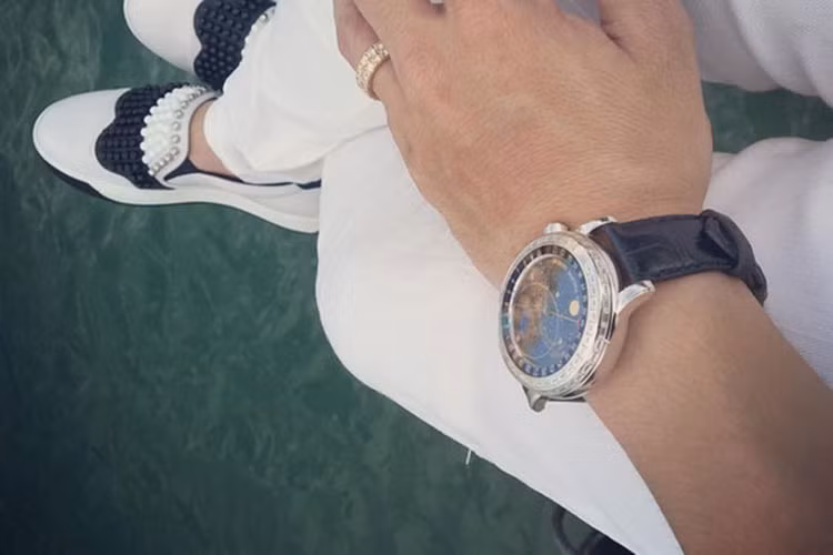 Với không ít người, Patek Philippe Geneve Sky Chart của Minh Nhựa là mẫu đồng hồ khiến các tay chơi luôn phải săn lùng bằng được và đại gia siêu xe này cũng không thể nào ngó lơ. Bằng chứng rõ nhấ chính là đã có ít nhất 2 chiếc Patek Philippe Geneve Sky Chart từng được Minh Nhựa khoe lên mạng và mới nhất chính là bản 6104R-001.