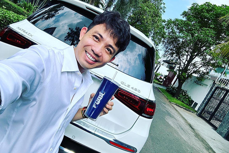 Như vậy, giá trị chiếc đồng hồ mới nhất được Minh Nhựa chia sẻ là Patek Philippe Geneve Sky Chart 6104R-001 đủ để mua được 2 chiếc SUV siêu sang Mercedes-Maybach GLS480 4Matic 2022 mà tay chơi này mới nhận bàn giao. Hoặc lựa chọn 1 xe Mercedes-Maybach GLS480 4Matic 2022 cùng 1 chiếc xe Mercedes-Maybach S450 4Matic 2022 cũng rất hấp dẫn.