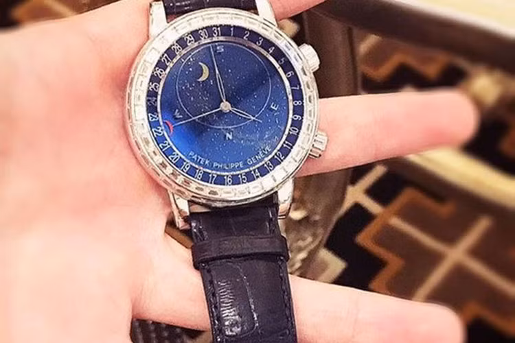Theo tìm hiểu của chúng tôi, mức giá đồng hồ Patek Philippe Geneve Sky Chart 6104R-001 đang được giao dịch tại Việt Nam thạm chí đắt hơn cả siêu xe đời mới, nó được bán ra từ 15,2 đến 17 tỷ đồng. 