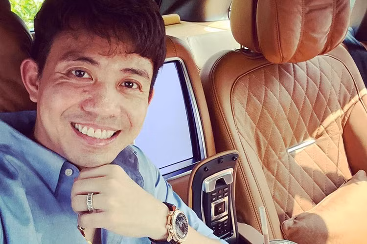 Trong 1 bức ảnh chụp gần đây cùng với 2 chiếc xe SUV mà Minh Nhựa mới mua về chính là Range Rover SVAutobiography và Mercedes-Maybach GLS480 4Matic 2022 thì có 1 chiếc đồng hồ luôn túc trực bên cánh tay trái của tay chơi này, và cái tên chúng tôi muốn nhắc đến chính là Patek Philippe Geneve Sky Chart.