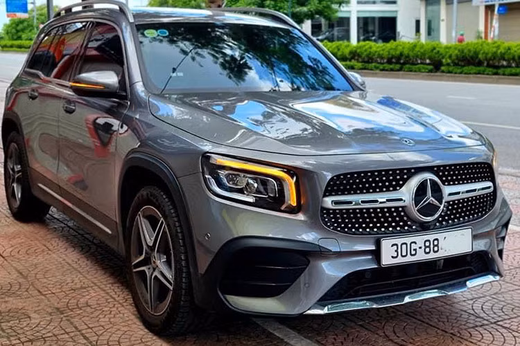 Chiếc Mercedes-Benz GLB 200 AMG đời 2020 trong bài viết này là một trong những chiếc xe “lướt” mới lên sàn xe cũ ở Hà Nội. Theo thông tin rao bán, xe chỉ mới lăn bánh với ODO dừng lại ở mức khoảng 9000km, tình trạng còn mới. Được biết, mức giá chủ nhân rao bán chiếc GLB này là 1,9 tỷ đồng, ngang bằng mức giá một chiếc GLB "đập thùng" chưa đăng ký và ra biển trắng.
