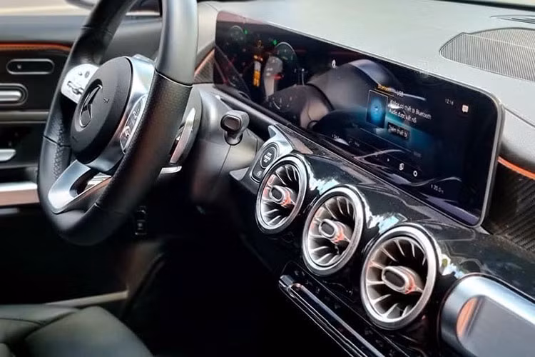 Trên thực tế, được biết tệp khách hàng sở hữu xe GLB vốn đã có nhiều dòng xe sang khách, GLB là chiếc xe mua thêm vì tính đa dụng. Bên trong xe được trang bị màn hình kỹ thuật số 10.25-inch hiện đại, có giao diện trí tuệ nhân tạo MBUX, đèn viền nội thất 64 màu, ốp vân carbon trang trí. Vô lăng thể thao bọc da Nappa với nút điều khiển cảm ứng, vô lăng có tích hợp lẫy chuyển số sau vô lăng và hơn thế nữa.