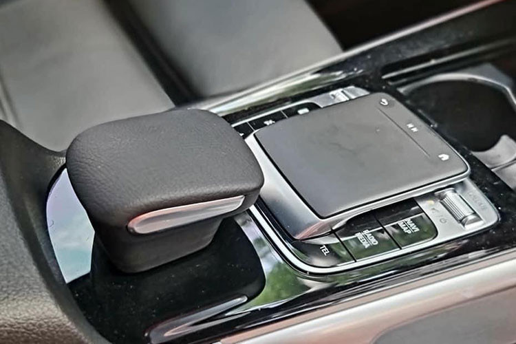 Mặc dù trên thông số kỹ thuật của động cơ này có công suất khá khiêm tốn so với các đối thủ cùng phân khúc. Tuy nhiên đó là thông số trên giấy tờ của nhà sản xuất, những ai có dịp cầm lái thử những chiếc CUV GLB 200 thì sẽ không chê động cơ 1.3L tăng áp này.