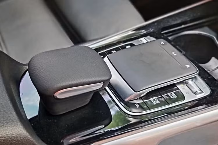 Mặc dù trên thông số kỹ thuật của động cơ này có công suất khá khiêm tốn so với các đối thủ cùng phân khúc. Tuy nhiên đó là thông số trên giấy tờ của nhà sản xuất, những ai có dịp cầm lái thử những chiếc CUV GLB 200 thì sẽ không chê động cơ 1.3L tăng áp này.