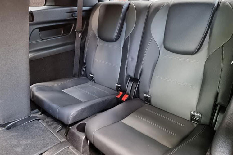 Mercedes-Benz GLB 200 AMG sử dụng động cơ 4 cyl thẳng hàng, dung tích 1.3L (1.322cc) tăng áp, cho công suất tối đa 163 mã lực và mô-men xoắn cực đại 250Nm. Sức mạnh được truyền xuống cầu trước (FWD), thông qua hộp số tự động ly hợp kép 7 cấp (7G DCT).