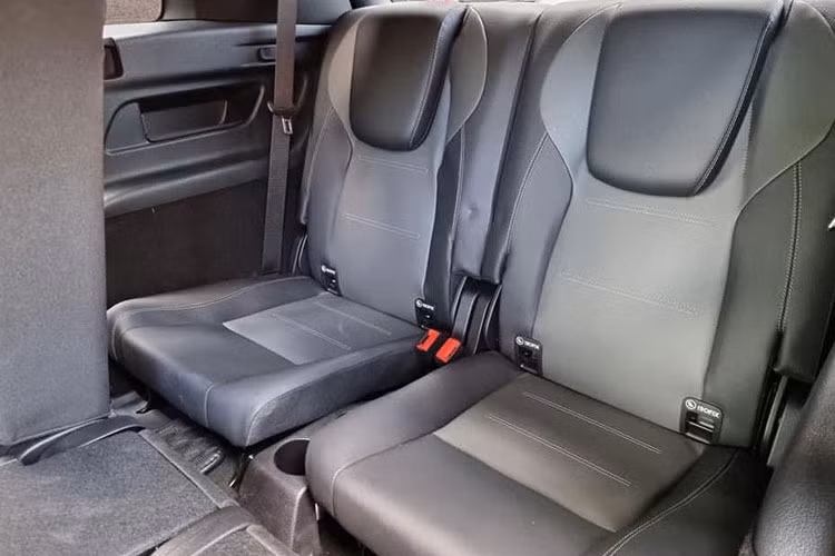 Mercedes-Benz GLB 200 AMG sử dụng động cơ 4 cyl thẳng hàng, dung tích 1.3L (1.322cc) tăng áp, cho công suất tối đa 163 mã lực và mô-men xoắn cực đại 250Nm. Sức mạnh được truyền xuống cầu trước (FWD), thông qua hộp số tự động ly hợp kép 7 cấp (7G DCT).