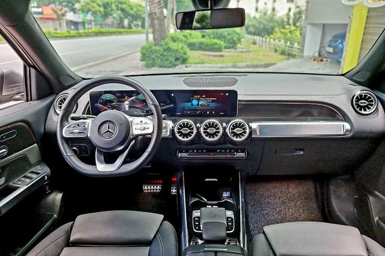 Mercedes-Benz GLB 200 AMG là một trong những dòng CUV 7 chỗ hạng sang có giá bán dễ tiếp cận nhất trên thị trường, đồng thời dòng xe này không có đối thủ trong phân khúc. So với dòng GLC bán chạy của “Mẹc”, dòng GLB có lợi thế ở hàng ghế thứ 3, giúp dòng xe này phù hợp với nhu cầu phục vụ cho gia đình, đáp ứng sở thích chuộng xe nhiều chỗ của người Việt. 