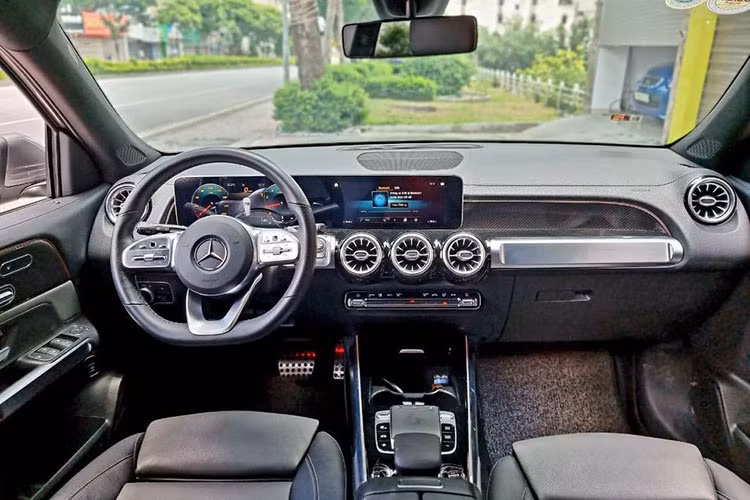 Mercedes-Benz GLB 200 AMG là một trong những dòng CUV 7 chỗ hạng sang có giá bán dễ tiếp cận nhất trên thị trường, đồng thời dòng xe này không có đối thủ trong phân khúc. So với dòng GLC bán chạy của “Mẹc”, dòng GLB có lợi thế ở hàng ghế thứ 3, giúp dòng xe này phù hợp với nhu cầu phục vụ cho gia đình, đáp ứng sở thích chuộng xe nhiều chỗ của người Việt. 