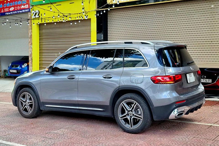 Theo kinh nghiệm của nhiều người chơi xe cũ cho hay, nếu lựa chọn chiếc GLB chạy lướt này sẽ giúp người mua tại Thủ đô tiết kiệm được khoảng hơn 200 triệu đồng so với lựa chọn “đập hộp” xe mới. Được biết, giá xe Mercedes-Benz GLB 200 AMG sau khi lăn bánh ở khu vực Hà Nội rơi vào khoảng hơn 2,2 tỷ đồng.