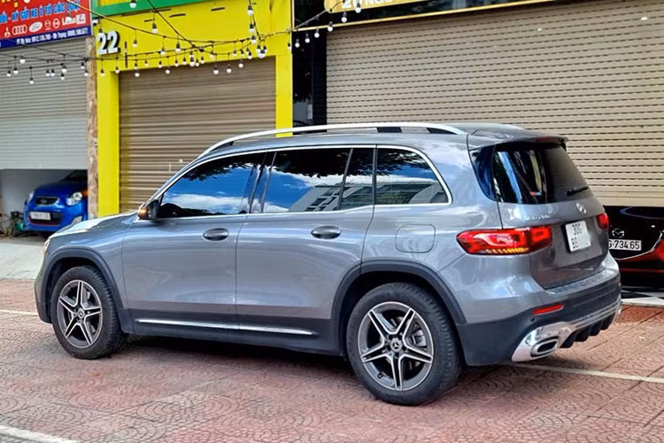 Theo kinh nghiệm của nhiều người chơi xe cũ cho hay, nếu lựa chọn chiếc GLB chạy lướt này sẽ giúp người mua tại Thủ đô tiết kiệm được khoảng hơn 200 triệu đồng so với lựa chọn “đập hộp” xe mới. Được biết, giá xe Mercedes-Benz GLB 200 AMG sau khi lăn bánh ở khu vực Hà Nội rơi vào khoảng hơn 2,2 tỷ đồng.