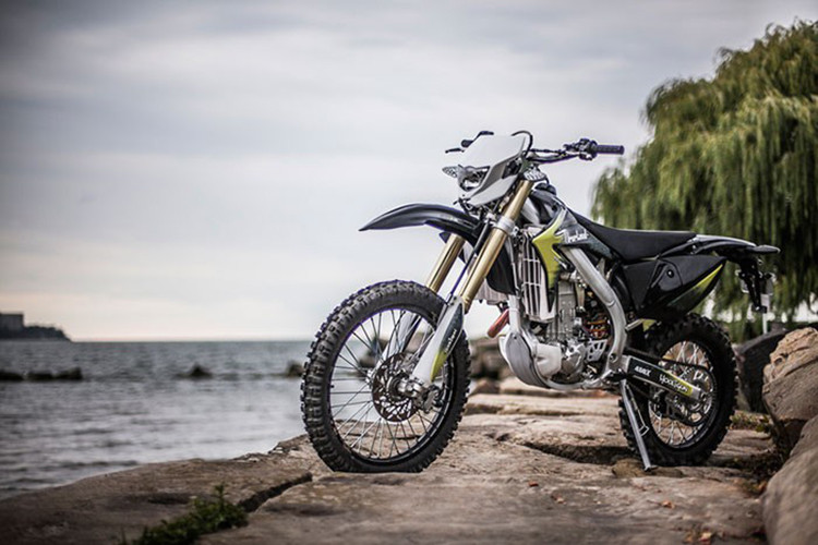 Toàn bộ chiếc xe nặng 135kg và sẽ là một sự lựa chọn xe chính ngạch có giá hợp lý dành cho anh em chơi xe cào cào tại Việt Nam. Được biết, hãng xe này tại mỹ có tên đầy đủ là Cleveland Cycle Werks, viết tắt là CCW, được giới thiệu là một công ty toàn cầu CSO trụ sở tại Mỹ hiện bán rất nhiều sản phẩm trên thế giới, trong đó có xe môtô. CCW có các nhà sản xuất tại Mỹ, Đài Loan, Hàn Quốc... Trong đó, công đoạn sản xuất và hoàn thiện các sản phẩm được thực hiện tại Trung Quốc.