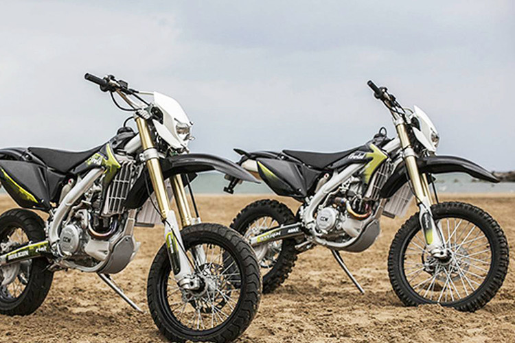 Mới đây, dân chơi cào cào Việt Nam đang sốt vì thông tin chuẩn bị có một hãng xe môtô cào cào Mỹ được nhập về. Thế nhưng, sau khi tìm hiểu thì đã một số biker đã khá thất vọng vì dòng xe cào cào này được sản xuất và hoàn thiện tại Trung Quốc, kiểu dáng và thiết kế của xe cũng được nhái lại từ các mẫu xe nổi tiếng hiện có trên thị trường.