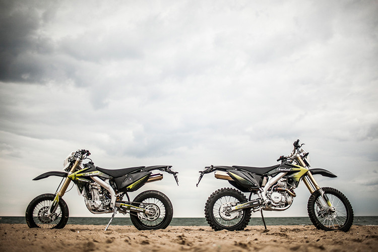 Bên phân phối là một xưởng chăm sóc xe tại Hà Nội đã đăng tải một đoạn văn đầy mời gọi và "nhá hàng" ám chỉ rằng mẫu xe cào cào Cleveland Hooligun được "nhập khẩu nguyên chiếc từ Mỹ" sẽ được chính thức ra mắt, phân phối tại nước ta từ tháng 6/2020 tới đây. Thêm vào đó, đoạn giới thiệu này cũng cho biết thêm đây sẽ là một mẫu xe cào cào với 2 phiên bản R và X tương đương với Enduro và Supermoto.