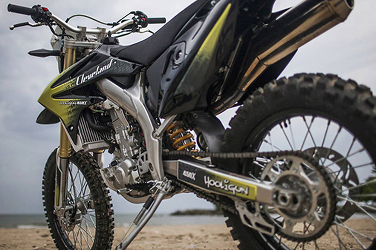 Theo một số thông tin, mẫu Cleveland Hooligun 450 mới này có thiết kế động cơ cũng như toàn bộ trang bị khá giống với mẫu xe được Benelli phân phối tại châu Âu mang tên SR450S. Có thể thấy, dáng vẻ của chiếc xe này giống y hệt với cào cào nổi tiếng Honda CRF450X, CRF450R với khung nhôm Delta Box bản lớn, bộ vỏ cánh gió đuôi bay có thiết kế "copy" một cách y chang.