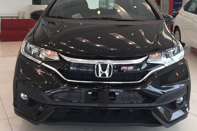 Cụm đèn chiếu sáng phía trước thiết kế nối liền với mặt ca-lăng 3 thanh nan. Logo RS màu đỏ cũng được gắn phía trước. Đèn sương mù của xe dạng cầu (RS, VX) nằm sâu trong khe với lưới tổ ong giả hút gió và đèn báo rẽ tích hợp ở gương chiếu hậu. Phần cản trước của xe được thiết kế dạng vân carbon thể thao cùng hốc gió rộng.