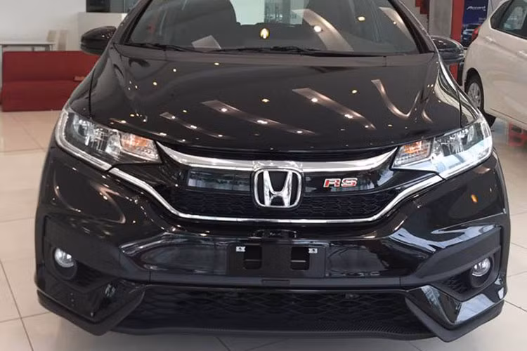 Cụm đèn chiếu sáng phía trước thiết kế nối liền với mặt ca-lăng 3 thanh nan. Logo RS màu đỏ cũng được gắn phía trước. Đèn sương mù của xe dạng cầu (RS, VX) nằm sâu trong khe với lưới tổ ong giả hút gió và đèn báo rẽ tích hợp ở gương chiếu hậu. Phần cản trước của xe được thiết kế dạng vân carbon thể thao cùng hốc gió rộng.