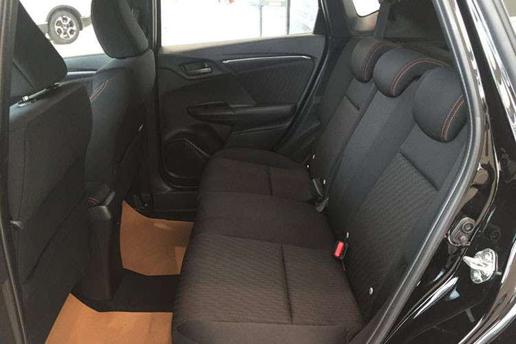 Ở bản V tiêu chuẩn, Honda Jazz có hệ thống chống bó cứng phanh (ABS), phân bố lực phanh điện tử (EBD) và trợ lực phanh (BA), dây đai trẻ em ISOFIX. Các bản VX và RS được bổ sung hệ thống cân bằng điện tử (VSA), hỗ trợ khởi hành ngang dốc (HSA), camera 3 góc quay. Hệ thống 6 túi khí đầy đủ nhất gồm túi khí hàng ghế trước, túi khí bên và túi khí rèm bên chỉ có ở bản RS.