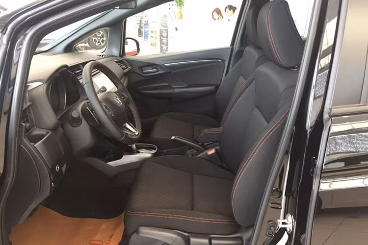 Bên trong nội thất của mẫy xe hatchback Honda Jazz RS mới tại Việt Nam gây ấn tượng ngay từ cái nhìn đầu tiên với bảng tap-lô bọc da khá sang trọng cùng vô-lăng 3 chấu thể thao, chìa khóa thông minh Smart Entry, khởi động xe bằng nút bấm... Mặc dù vậy, ghế ngồi vẫn chỉ sử dụng chất liệu nỉ với điểm nhấn đường chỉ khâu.