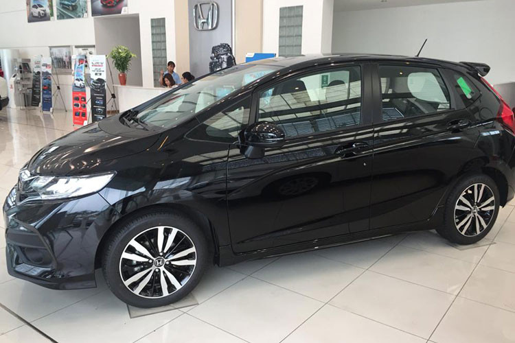Mẫu xe hatchback cỡ nhỏ Honda Jazz mới đã xuất hiện và bắt đầu được bán tại đại lý ôtô Honda Việt Nam. Với mức giá khởi điểm từ 539 triệu đồng, mẫu xe này đã thu hút được sự quan tâm của nhiều người tiêu dùng bởi như vậy mẫu xe này rẻ hơn khá nhiều so với hai đối thủ trực tiếp là Ford Fiesta và Toyota Yaris.