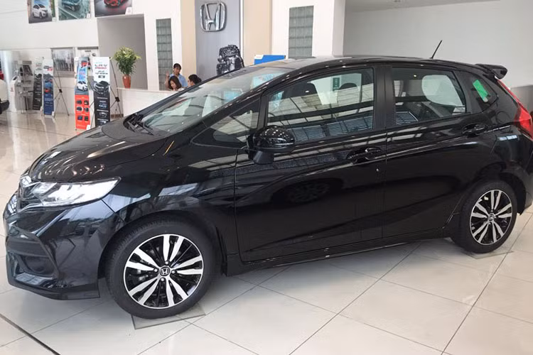 Mẫu xe hatchback cỡ nhỏ Honda Jazz mới đã xuất hiện và bắt đầu được bán tại đại lý ôtô Honda Việt Nam. Với mức giá khởi điểm từ 539 triệu đồng, mẫu xe này đã thu hút được sự quan tâm của nhiều người tiêu dùng bởi như vậy mẫu xe này rẻ hơn khá nhiều so với hai đối thủ trực tiếp là Ford Fiesta và Toyota Yaris.