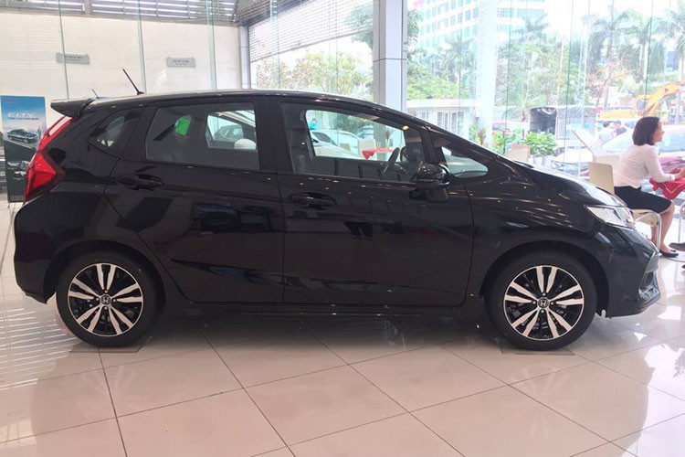 Theo Honda Việt Nam, mẫu xe hatchback cỡ nhỏ Honda Jazz sẽ được phân phối tại Việt Nam với ba phiên ba là V, VX và RS. Xe sở hữu thiết kế thể thao, kích thước dài, rộng, cao tương ứng là 4.034 x 1.694 x 1.524 mm. Tính khí động học được chú trọng với các đường gân kéo dài.