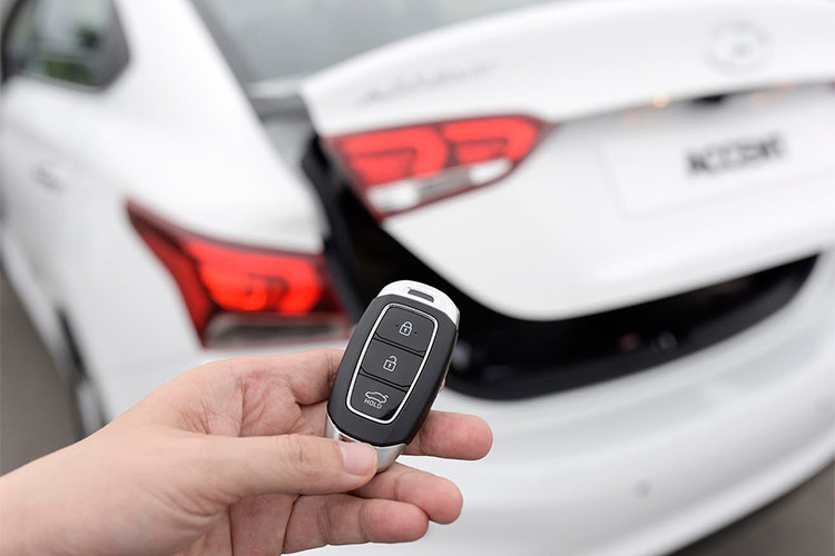 Accent 2018 hoàn toàn mới có 2 lựa chọn hộp số: Hộp số tự động 6 cấp mới được áp dụng tỷ số truyền mới mang đến khả năng chuyển số mượt mà và tối ưu cho việc tiêu hao nhiên liệu. Lựa chọn nữa là hộp số sàn 6 cấp cho khả năng chuyển số nhẹ nhàng cùng tiết kiệm nhiên liệu tối đa, đem đến sự thú vị cho người lái.