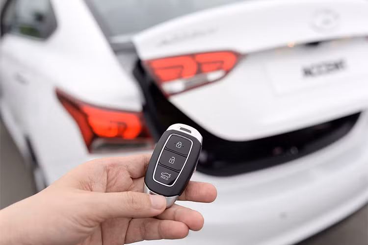 Accent 2018 hoàn toàn mới có 2 lựa chọn hộp số: Hộp số tự động 6 cấp mới được áp dụng tỷ số truyền mới mang đến khả năng chuyển số mượt mà và tối ưu cho việc tiêu hao nhiên liệu. Lựa chọn nữa là hộp số sàn 6 cấp cho khả năng chuyển số nhẹ nhàng cùng tiết kiệm nhiên liệu tối đa, đem đến sự thú vị cho người lái.