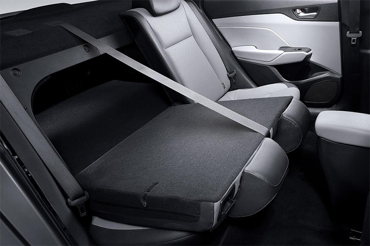 Các tiện nghi khác trên Accent 2018 có thể nhắc tới: như điều hòa tự động tích hợp khử Ion, cửa sổ trời, cổng sạc cho hàng ghế sau, ngăn chứa đồ tích hợp làm mát, đèn pha tự động, gạt mưa tự động, cốp sau điều khiển điện thông minh... sẵn sàng đem đến cho bạn một chiếc xe đầy đủ những tiện nghi cao cấp hàng đầu phân khúc.