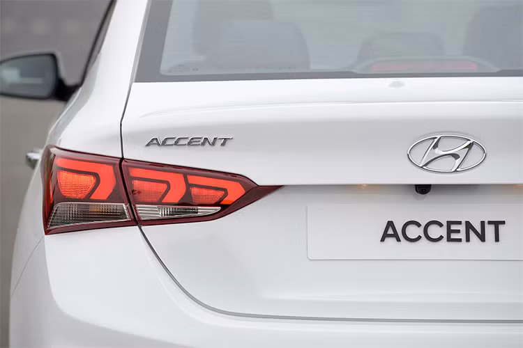 Bên cạnh đó các đường gân dập nổi dọc thân xe, kết hợp cùng cụm đèn hậu LED 3D cá tính cũng làm tăng thêm vẻ lịch lãm cho Accent 2018. Ngoài ra, xe còn được ứng dụng công nghệ thép cường lực AHSS danh tiếng trong chế tạo thân xe với tỉ lệ 54.5% giúp chắc chắn hơn.
