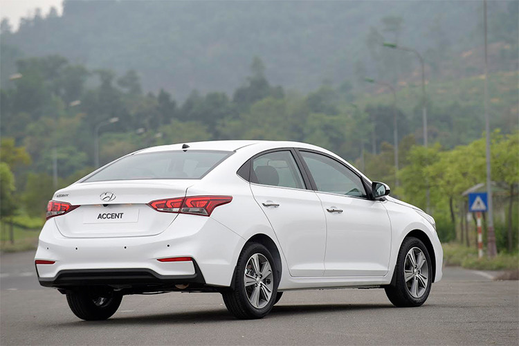 Hyundai Accent 2018 được trang bị hàng loạt những công nghệ và tính năng an toàn bao gồm; hệ thống chống bó cứng phanh ABS, phân bố lực phanh điện tử EBD, hỗ trợ lực phanh khẩn cấp BA, cân bằng điện tử ESC, kiểm soát thân xe VSM, chống trộm Immobilizer, hỗ trợ khởi hành ngang dốc HAC, cảm biến lùi, 6 túi khí...