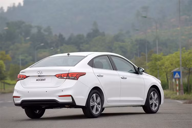 Hyundai Accent 2018 được trang bị hàng loạt những công nghệ và tính năng an toàn bao gồm; hệ thống chống bó cứng phanh ABS, phân bố lực phanh điện tử EBD, hỗ trợ lực phanh khẩn cấp BA, cân bằng điện tử ESC, kiểm soát thân xe VSM, chống trộm Immobilizer, hỗ trợ khởi hành ngang dốc HAC, cảm biến lùi, 6 túi khí...
