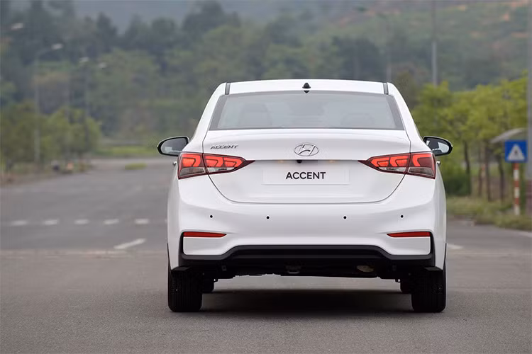 Phong cách thể thao của xe sedan Accent 2018 thế hệ hoàn toàn mới này còn thể hiện ở thiết kế khí động học với tấm hướng gió được hạ thấp ở phần mui, chỉ số cản gió của xe đạt 0.28Cd mang tới hiệu quả về việc giảm độ ồn cho xe cũng như khả năng tiết kiệm nhiên liệu hơn so với trước.