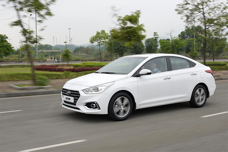 Giá Hyundai Accent mới phiên bản 1.4MT Tiêu chuẩn là 425 triệu đồng, Accent 1.4MT: 470 triệu đồng, Accent 1.4AT: 499 triệu đồng, Accent 1.4AT Đặc biệt: 540 triệu đồng (đã bao gồm VAT). Với mức giá này chắc chắn nó sẽ khiến các đối thủ cùng phân khúc phải thay đổi mạnh, đáng chú ý là "ông vua doanh số" Toyota Vios phải dè chừng. 