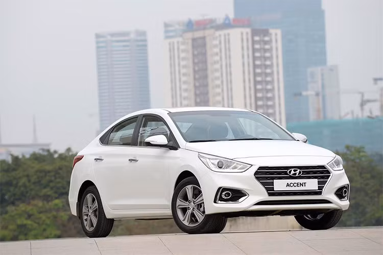Thế hệ mới của Accent đã được Hyundai Thành Công lắp ráp CKD trong nước, và chính thức ra mắt vào chiều ngày 16/4/2018 vừa qua với 4 phiên bản trang bị động cơ 1.4L. So với thế hệ trước, xe mới vẫn giữ được cái chất đặc trưng trong thiết kế của Accent, đồng thời nâng cấp nhẹ nhàng để trông hiện đại hơn như đàn anh 'chung nhà" là Hyundai Elantra.