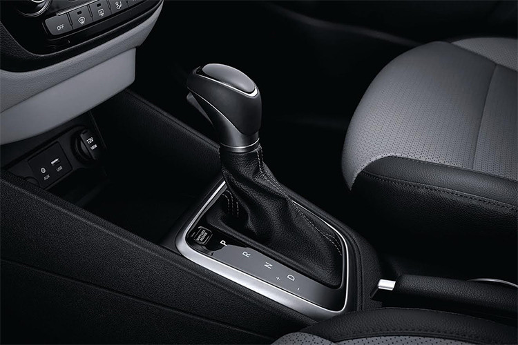 Accent 2018 được trang bị động cơ Kappa 1.4L MPI cho công suất tối đa 100 mã lực tại 6.000 vòng/phút cùng Mo-men xoắn cực đại 132Nm tại 4.000 vòng/phút. Động cơ được tinh chỉnh với thiết kế van nạp, van xả mới điều chỉnh thời điểm đóng mở thông minh, giúp tăng cường áp lực khí nén vào động cơ, nâng cao công suất mà vẫn đảm bảo độ bền bỉ và tiết kiệm nhiên liệu cho xe.