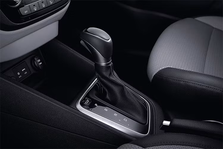 Accent 2018 được trang bị động cơ Kappa 1.4L MPI cho công suất tối đa 100 mã lực tại 6.000 vòng/phút cùng Mo-men xoắn cực đại 132Nm tại 4.000 vòng/phút. Động cơ được tinh chỉnh với thiết kế van nạp, van xả mới điều chỉnh thời điểm đóng mở thông minh, giúp tăng cường áp lực khí nén vào động cơ, nâng cao công suất mà vẫn đảm bảo độ bền bỉ và tiết kiệm nhiên liệu cho xe.