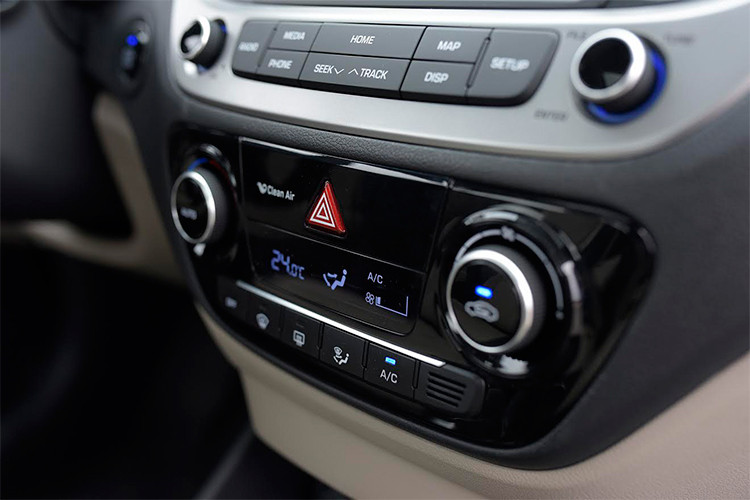 Xe sở hữu hệ thống dẫn đường của Hyundai phát triển riêng cho thị trường Việt Nam. Bên cạnh khả năng định vị, bản đồ trên xe còn cung cấp các thông tin tiện ích khác như điểm dịch vụ 3S, các công trình công cộng như trạm xăng, điểm dịch vụ,... Vô lăng xe bọc da cao cấp và tích hợp rất nhiều chức năng rảnh tay, điều khiển hành trình...