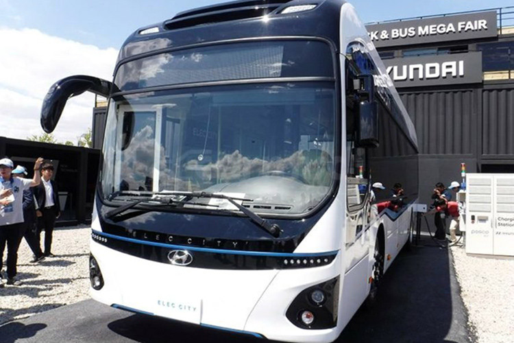 Về kích thước, xe buýt hai tầng chạy điện này có chiều dài 13 mét và cao 4 mét. Xe được trang bị một hệ thống treo độc lập ở cầu trước giúp thoải mái hơn khi di chuyển. Động cơ điện đặt ở trục sau công suất 240kW. Ngoài ra, mẫu xe buýt hai tầng chạy điện của Hyundai còn trang bị hệ thống lái 4 bánh 4WS (AWS).