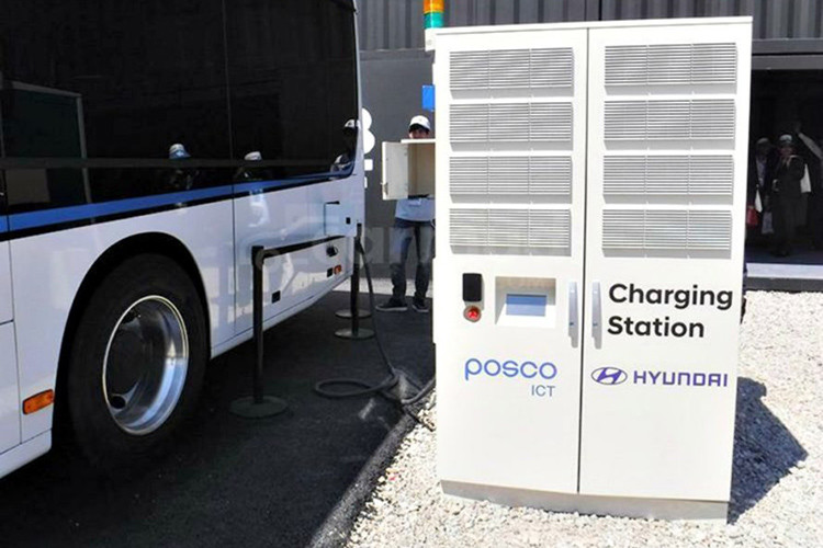 Hệ thống lái 4WS vốn chỉ được trang bị trên những dòng xe sang như Porsche (911 Turbo, 911 Turbo S, 911 GT3..), Audi (Q7, A8 2018), BMW (một số dòng thuộc 5-series, 6-series, 7-series), Mercedes-AMG GT R, Lamborghini (Aventador S và Urus), Ferrari (F12tdf, GTC4 Lusso T)...