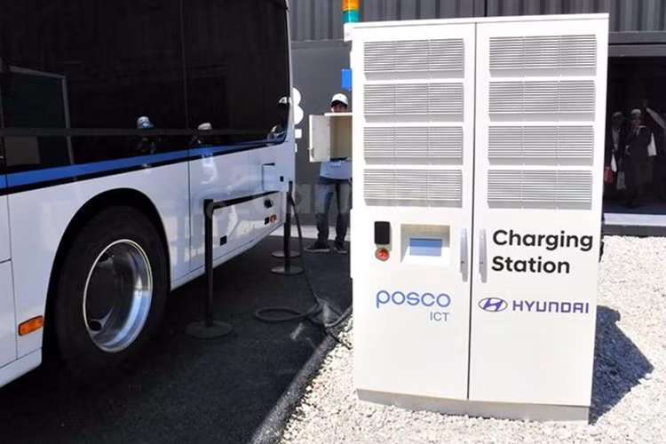 Hệ thống lái 4WS vốn chỉ được trang bị trên những dòng xe sang như Porsche (911 Turbo, 911 Turbo S, 911 GT3..), Audi (Q7, A8 2018), BMW (một số dòng thuộc 5-series, 6-series, 7-series), Mercedes-AMG GT R, Lamborghini (Aventador S và Urus), Ferrari (F12tdf, GTC4 Lusso T)...