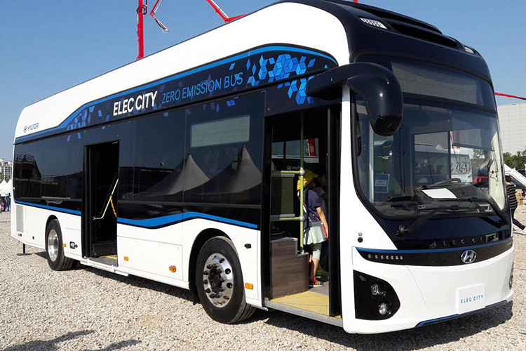 Theo hãng xe ôtô Hyundai cho hay, hệ thống lái này không chỉ cho phép xe chuyển hướng dễ dàng hơn mà còn giúp tối ưu hóa hiệu suất lái, tiết kiệm năng lượng điện. Ngoài ra, mẫu xe buýt cho phép tối đa 70 hành khách với 11 chỗ ở tầng một và 59 chỗ ở tầng hai, nhiều gấp 1,5 lần số hành khách so với xe buýt thông thường.