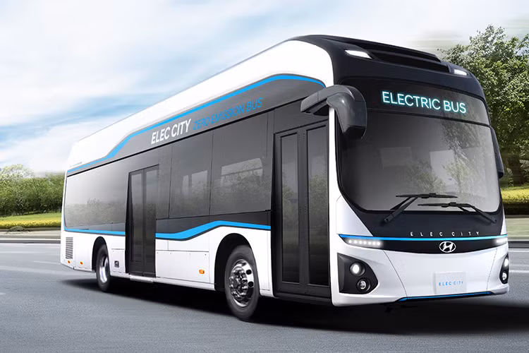 Ngoài ra, các tính năng an toàn tiên tiến khác cũng được trang bị trên xe buýt để đảm bảo an toàn cho hành khách như: hệ thống kiểm soát ổn định điện tử (VDC) giúp xác định hướng lái xe dự định của người lái và duy trì kiểm soát xe; cảnh báo tránh va chạm phía trước (FCA) sử dụng camera phía trước xe hơi để giúp phát hiện va chạm sắp xảy ra và tránh va chạm hoặc giảm thiểu thiệt hại bằng cách tự động phanh...