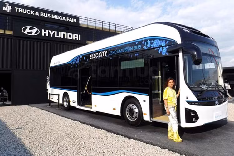 Được biết, dự án chế tạo xe buýt hai tầng chạy điện này bắt đầu kể từ năm 2017 với sự hỗ trợ của Bộ Đất đai, Cơ sở hạ tầng và Giao thông Hàn Quốc trong dự án kéo dài 18 tháng nhằm cải thiện giao thông cũng như lượng khí thải ô nhiễm ra môi trường.