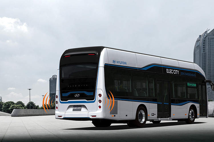Là một phần trong nỗ lực của công ty, nhằm tăng hiệu quả và giảm lượng khí thải của xe, hãng đã trang bị cho xe buýt điện Hyundai hoàn toàn mới một pin polymer hiệu suất cao làm mát bằng nước công suất 384 kWh, với phạm vi lái xe tối đa 300km trong một lần sạc. Thời gian sạc đầy pin được hoàn thành trong 72 phút. 